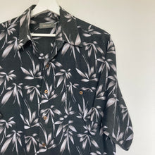 Charger l&#39;image dans la galerie,      chemise-hawaienne-a-fleurs-homme-vintage-noire
