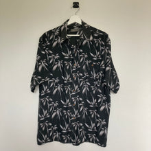 Charger l&#39;image dans la galerie,      chemise-hawaienne-a-fleurs-homme-vintage-noire
