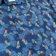Charger l&#39;image dans la galerie, chemise-hawaienne-a-fleurs-motifs-ananas-homme-bleue
