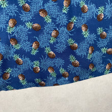 Charger l&#39;image dans la galerie, chemise-hawaienne-a-fleurs-motifs-ananas-homme-bleue
