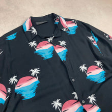 Charger l'image dans la galerie, chemise-hawaienne-a-fleurs-noire

