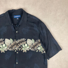 Charger l'image dans la galerie, chemise-hawaienne-a-fleurs-vintage-noire
