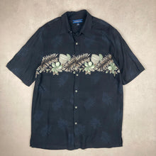 Charger l'image dans la galerie, chemise-hawaienne-a-fleurs-vintage-noire
