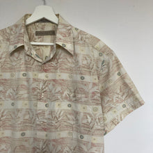 Charger l&#39;image dans la galerie,      chemise-hawaienne-homme-a-fleurs-beige-vintage
