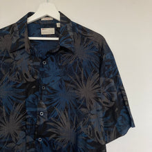 Charger l&#39;image dans la galerie,      chemise-hawaienne-homme-a-fleurs-et-a-motifs-vintage
