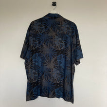 Charger l&#39;image dans la galerie,      chemise-hawaienne-homme-a-fleurs-et-a-motifs-vintage
