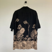 Charger l&#39;image dans la galerie,      chemise-hawaienne-homme-a-fleurs-noire-vintage
