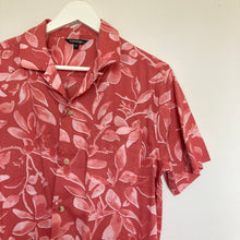 Charger l&#39;image dans la galerie,      chemise-hawaienne-homme-a-fleurs-rose-rouge-vintage

