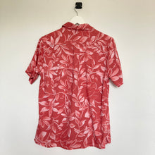 Charger l&#39;image dans la galerie,      chemise-hawaienne-homme-a-fleurs-rose-rouge-vintage
