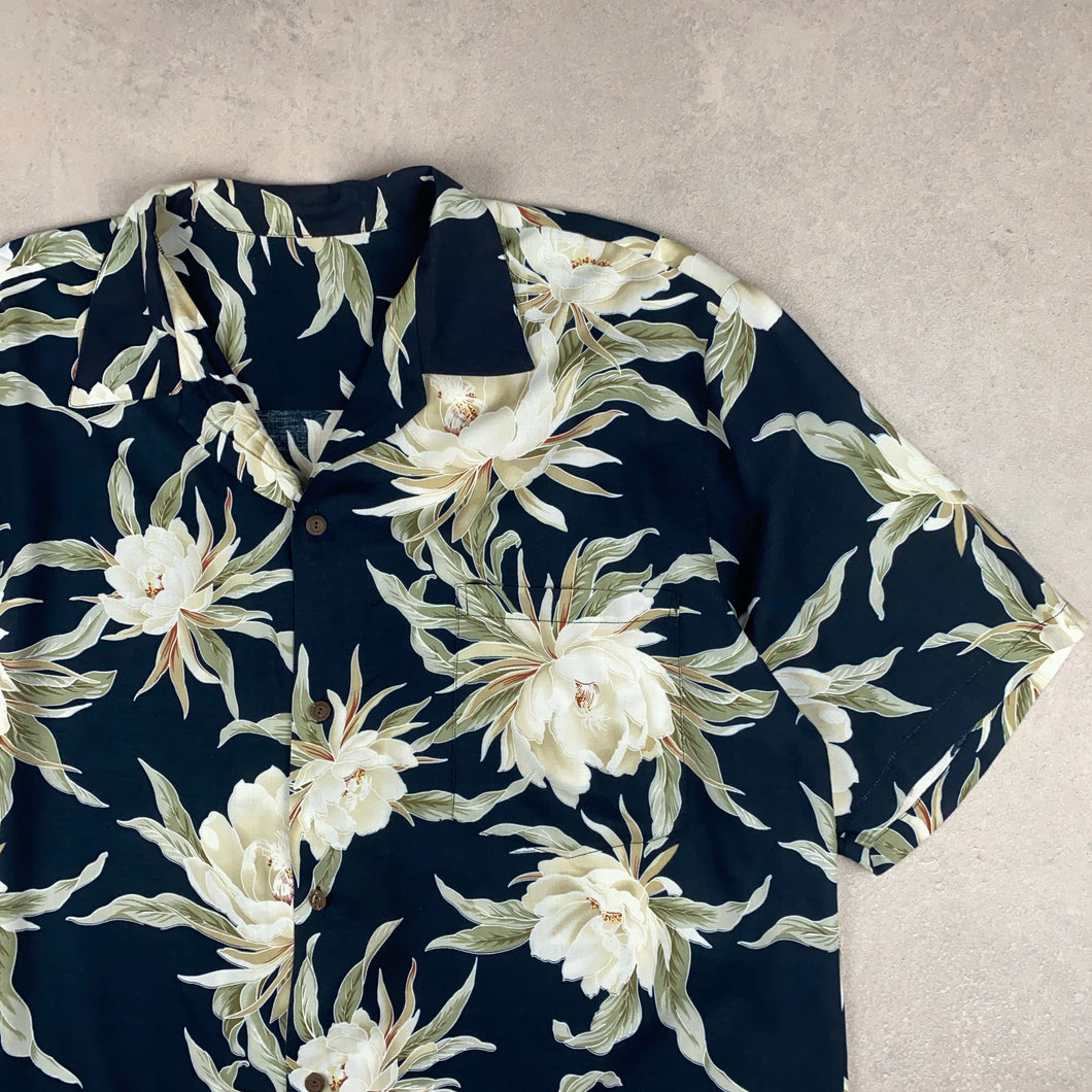 chemise-hawaienne-noire-et-blanche-a-fleurs-grande-taille-homme