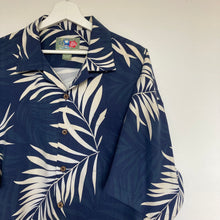 Charger l&#39;image dans la galerie,      chemise-hawaienne-soie-homme-vintage-a-fleurs-bleue
