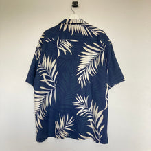 Charger l&#39;image dans la galerie,      chemise-hawaienne-soie-homme-vintage-a-fleurs-bleue
