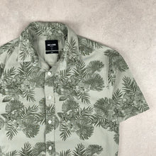 Charger l&#39;image dans la galerie, chemise-hawaienne-verte-kaki-a-fleurs
