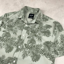 Charger l&#39;image dans la galerie, chemise-hawaienne-verte-kaki-a-fleurs
