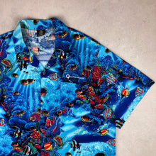 Charger l'image dans la galerie, chemise-hawaienne-vintage-a-fleurs-et-poissons-homme
