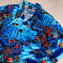 Charger l'image dans la galerie, chemise-hawaienne-vintage-a-fleurs-et-poissons-homme
