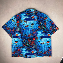 Charger l'image dans la galerie, chemise-hawaienne-vintage-a-fleurs-et-poissons-homme
