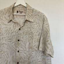 Charger l&#39;image dans la galerie,      chemise-hawaienne-vintage-a-fleurs-homme-en-soie
