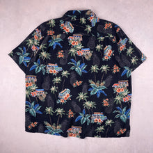 Charger l&#39;image dans la galerie, chemise-hawaienne-vintage-a-fleurs-noire-en-rayon
