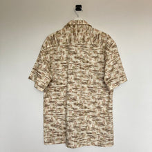 Charger l&#39;image dans la galerie,      chemise-hawaienne-vintage-homme-a-fleurs-et-a-motifs
