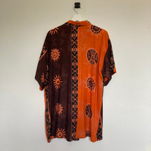 Charger l&#39;image dans la galerie,      chemise-hawaienne-vintage-homme-a-fleurs-et-a-motifs-orange
