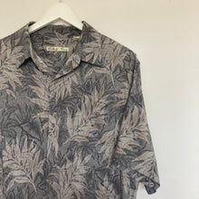 Charger l&#39;image dans la galerie,      chemise-hawaienne-vintage-homme-a-fleurs-foncee
