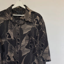 Charger l&#39;image dans la galerie,     chemise-hawaienne-vintage-homme-a-fleurs-noire
