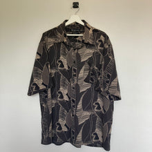 Charger l&#39;image dans la galerie,     chemise-hawaienne-vintage-homme-a-fleurs-noire
