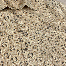 Charger l&#39;image dans la galerie, chemisette-a-motifs-vintage-beige-homme
