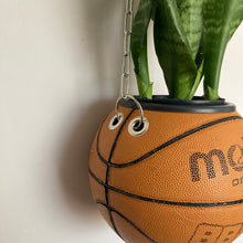 Charger l&#39;image dans la galerie, deco-chambre-basket-nba-ballon-de-basketball-planter-molten-pot-de-fleurs-plante
