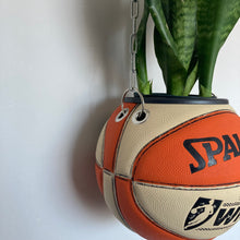 Charger l&#39;image dans la galerie, deco-chambre-basket-nba-ballon-de-basketball-planter-pot-de-fleurs-wilson-vintage
