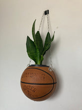 Charger l&#39;image dans la galerie, deco-chambre-basket-nba-ballon-de-basketball-planter-spalding-vintage-pot-de-fleurs-plante

