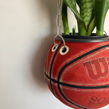 Charger l&#39;image dans la galerie, deco-chambre-basket-nba-ballon-de-basketball-planter-wilson-vintage-pot-de-fleurs-plante
