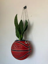 Charger l&#39;image dans la galerie, deco-chambre-basket-nba-ballon-de-basketball-planter-wilson-vintage-pot-de-fleurs-plante
