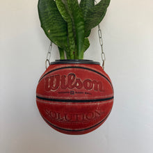 Charger l&#39;image dans la galerie, deco-chambre-basket-nba-ballon-de-basketball-planter-wilson-vintage-pot-de-fleurs-plante-4.jpeg
