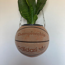 Charger l&#39;image dans la galerie, deco-nba-pour-basketteurs-ballon-de-basket-adidas-vintage-pot-de-fleurs-plantes
