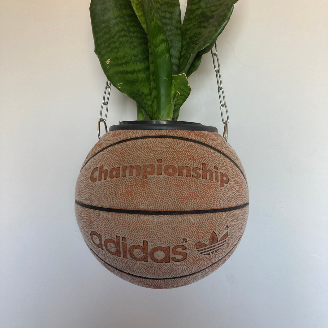 deco-nba-pour-basketteurs-ballon-de-basket-adidas-vintage-pot-de-fleurs-plantes