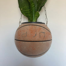 Charger l&#39;image dans la galerie, deco-nba-pour-basketteurs-ballon-de-basket-adidas-vintage-pot-de-fleurs-plantes
