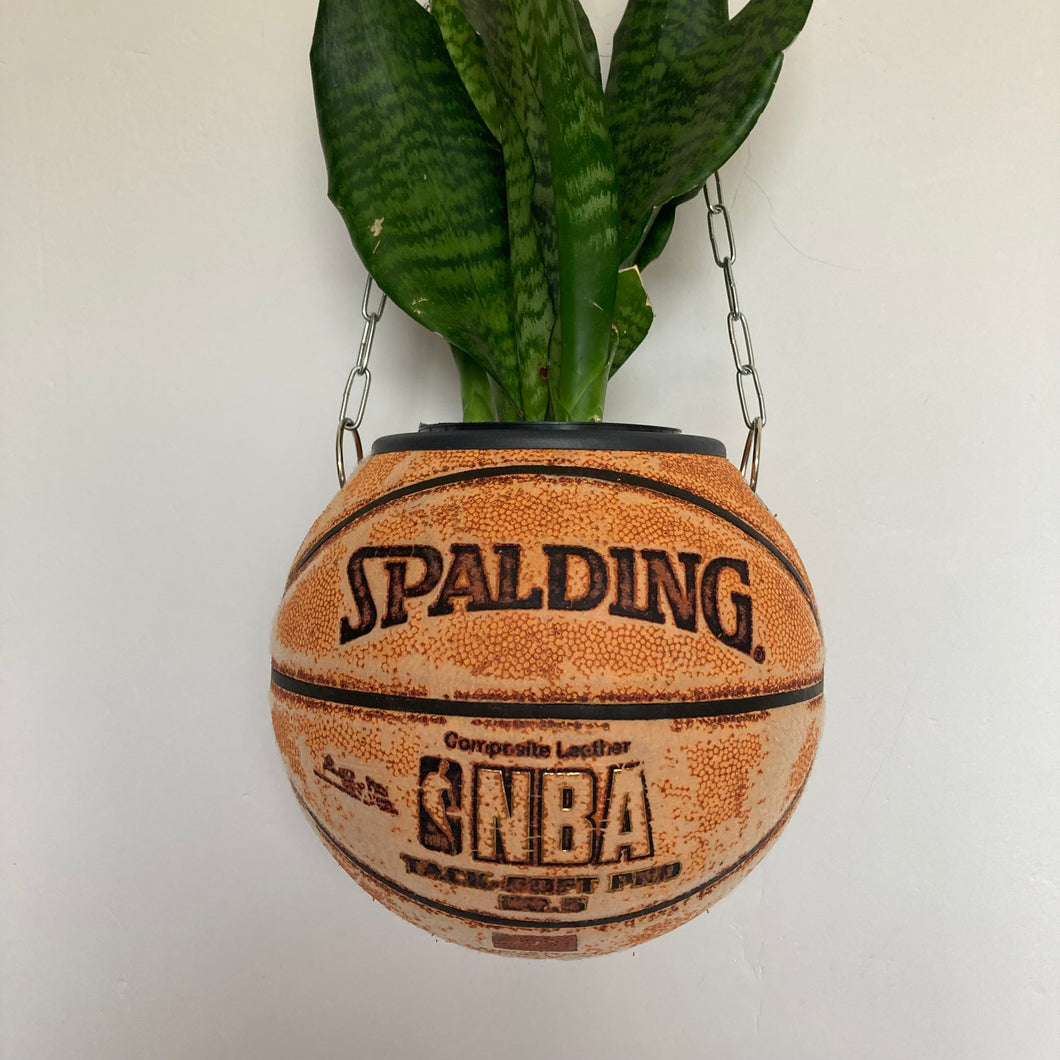     deco-nba-sneakers-room-ballon-de-basketball-planter-pot-de-fleurs-spalding-vintage