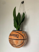 Charger l&#39;image dans la galerie,     deco-nba-sneakers-room-ballon-de-basketball-planter-pot-de-fleurs-spalding-vintage
