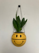 Charger l&#39;image dans la galerie, decoration-basket-nba-smiley-jaune-ballon-de-basketball-planter-deco-pot-de-fleurs
