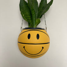 Charger l&#39;image dans la galerie, decoration-basket-nba-smiley-jaune-ballon-de-basketball-planter-deco-pot-de-fleurs
