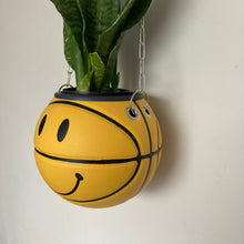 Charger l&#39;image dans la galerie, decoration-basket-nba-smiley-jaune-ballon-de-basketball-planter-deco-pot-de-fleurs
