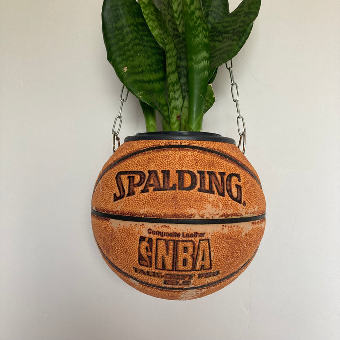      decoration-basket-nba-sneakers-room-ballon-de-basketball-planter-pot-de-fleurs-spalding-vintage