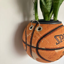 Charger l&#39;image dans la galerie,      decoration-basket-nba-sneakers-room-ballon-de-basketball-planter-pot-de-fleurs-spalding-vintage
