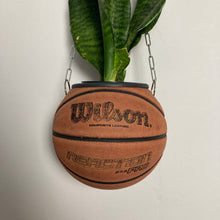 Charger l&#39;image dans la galerie, decoration-basket-vintage-nba-ballon-de-basketball-planter-wilson-deco-pot-de-fleurs
