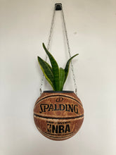 Charger l'image dans la galerie, ballon-de-basket-pot-de-fleurs-spalding-marron-vintage
