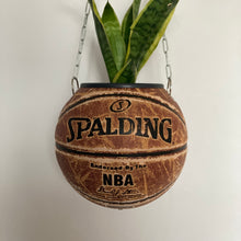 Charger l'image dans la galerie, ballon-de-basket-pot-de-fleurs-spalding-marron-vintage
