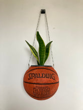 Charger l'image dans la galerie, ballon-de-basket-pot-de-fleurs-spalding-orange-vintage
