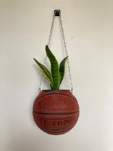 Charger l&#39;image dans la galerie, ballon-de-basket-pot-de-fleurs-spalding-rouge
